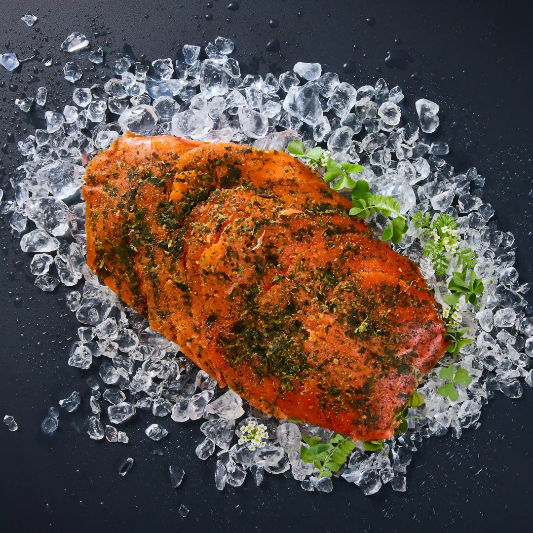 Alaska-Wildlachs Wildkräuter: Geräucherter Alaska-Rotlachs mit Wildkräutern