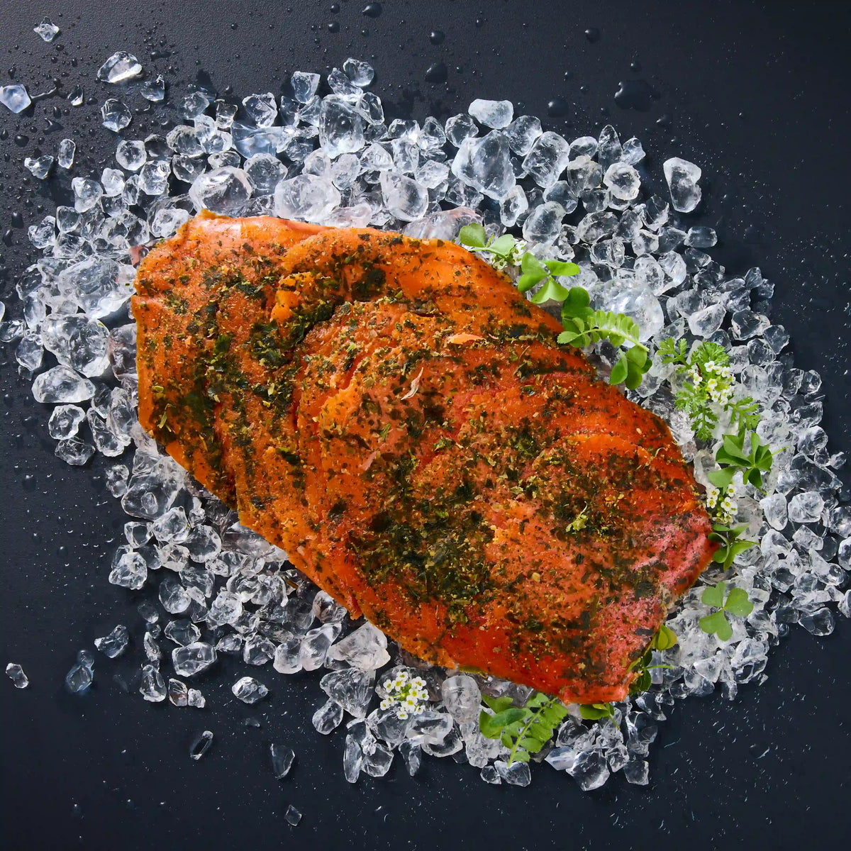 Alaska-Wildlachs Wildkräuter: Geräucherter Alaska-Rotlachs mit Wildkräutern