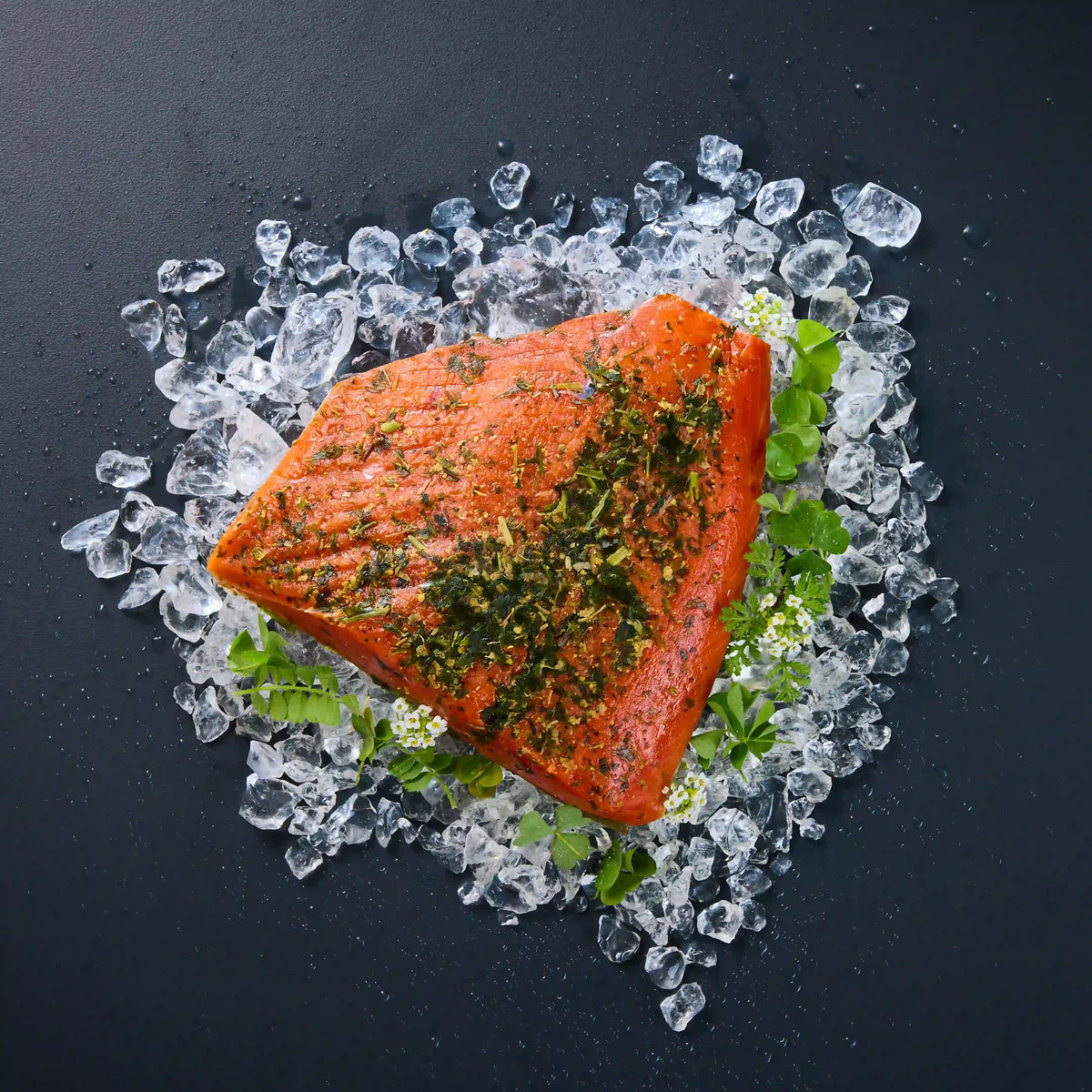 Alaska-Wildlachs Wildkräuter: Geräucherter Alaska-Rotlachs mit Wildkräutern